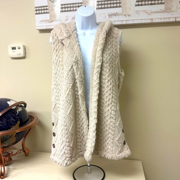 Cozy Hooded Sherpa Vest in Cream with Button Accents - Picture 4 of 5